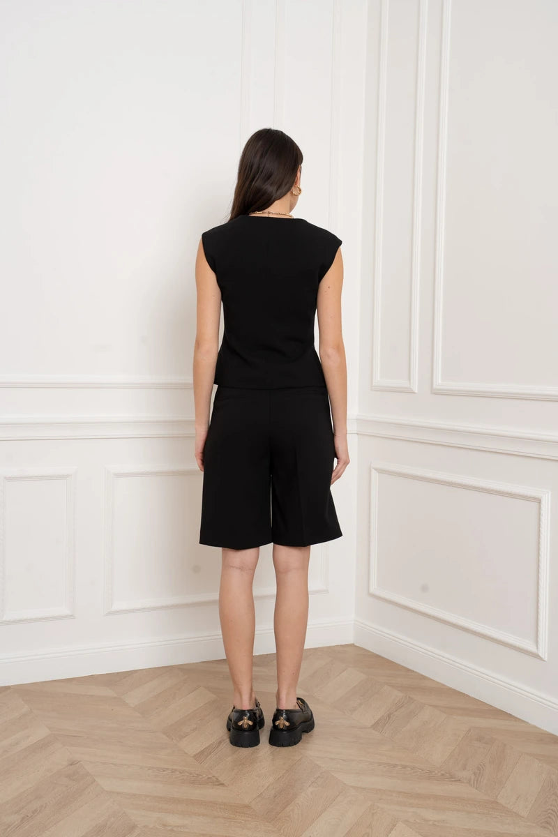 Weste mit goldenem Akzent