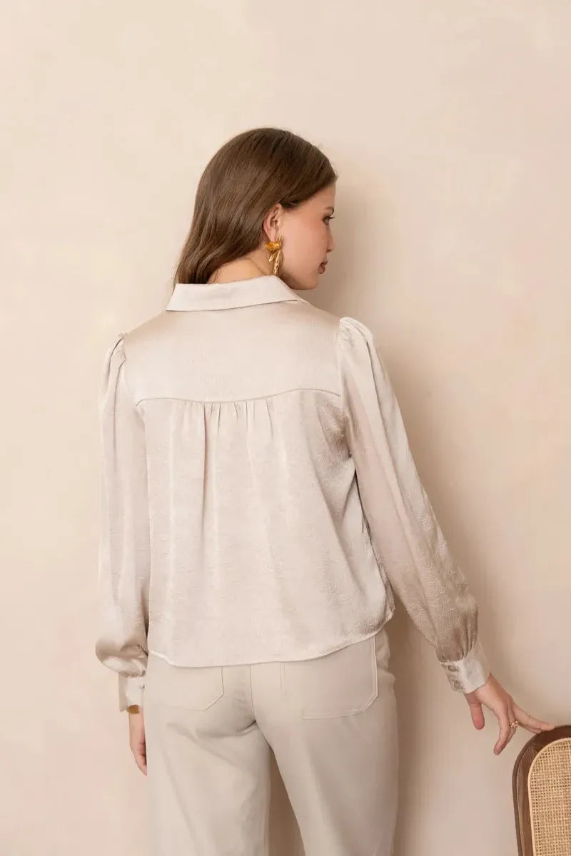 Satinbluse mit Gold-Details