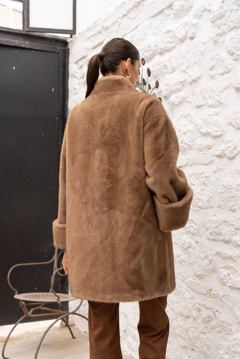 Eleganter Wintermantel aus Kunstpelz