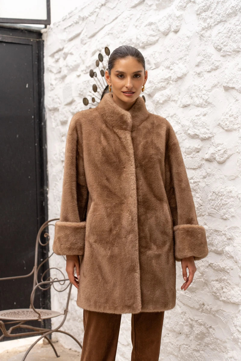 Eleganter Wintermantel aus Kunstpelz