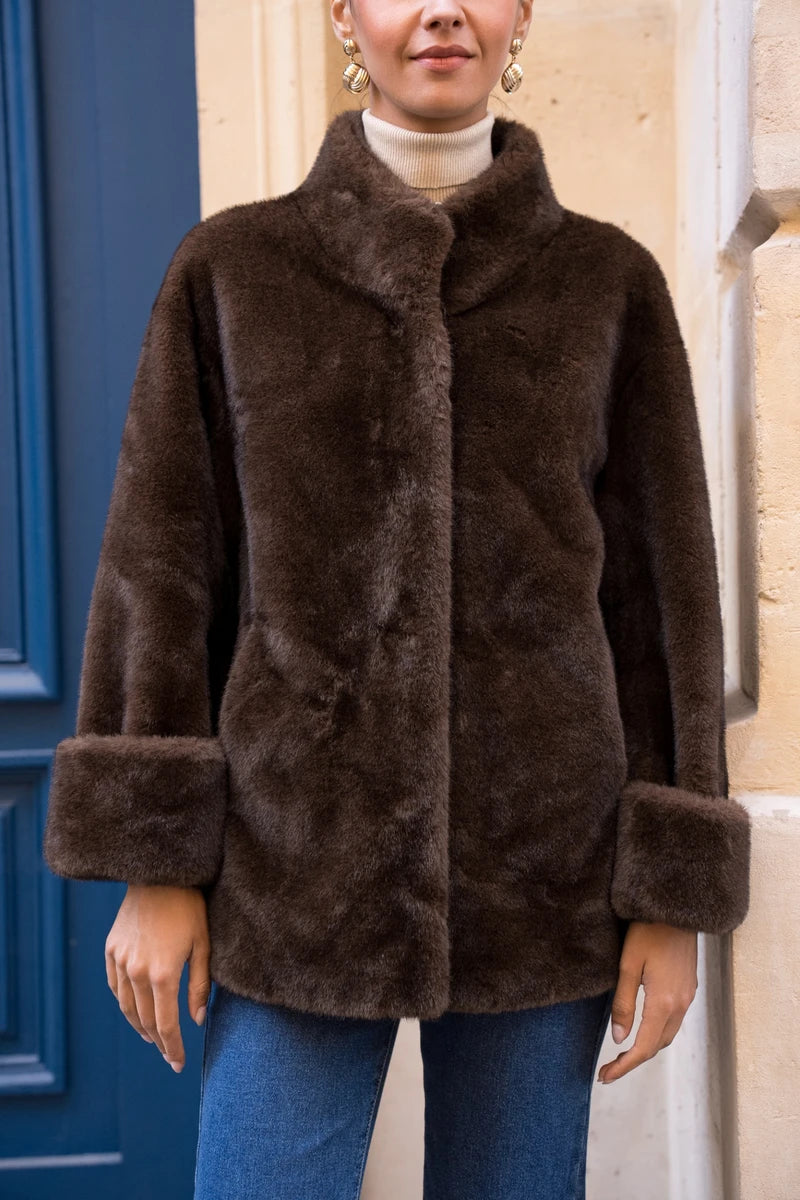 Eleganter Wintermantel aus Kunstpelz
