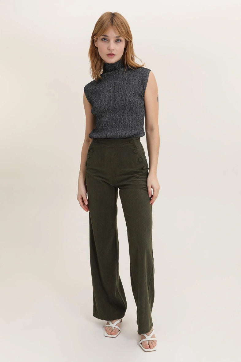 Samthose mit Knöpfen