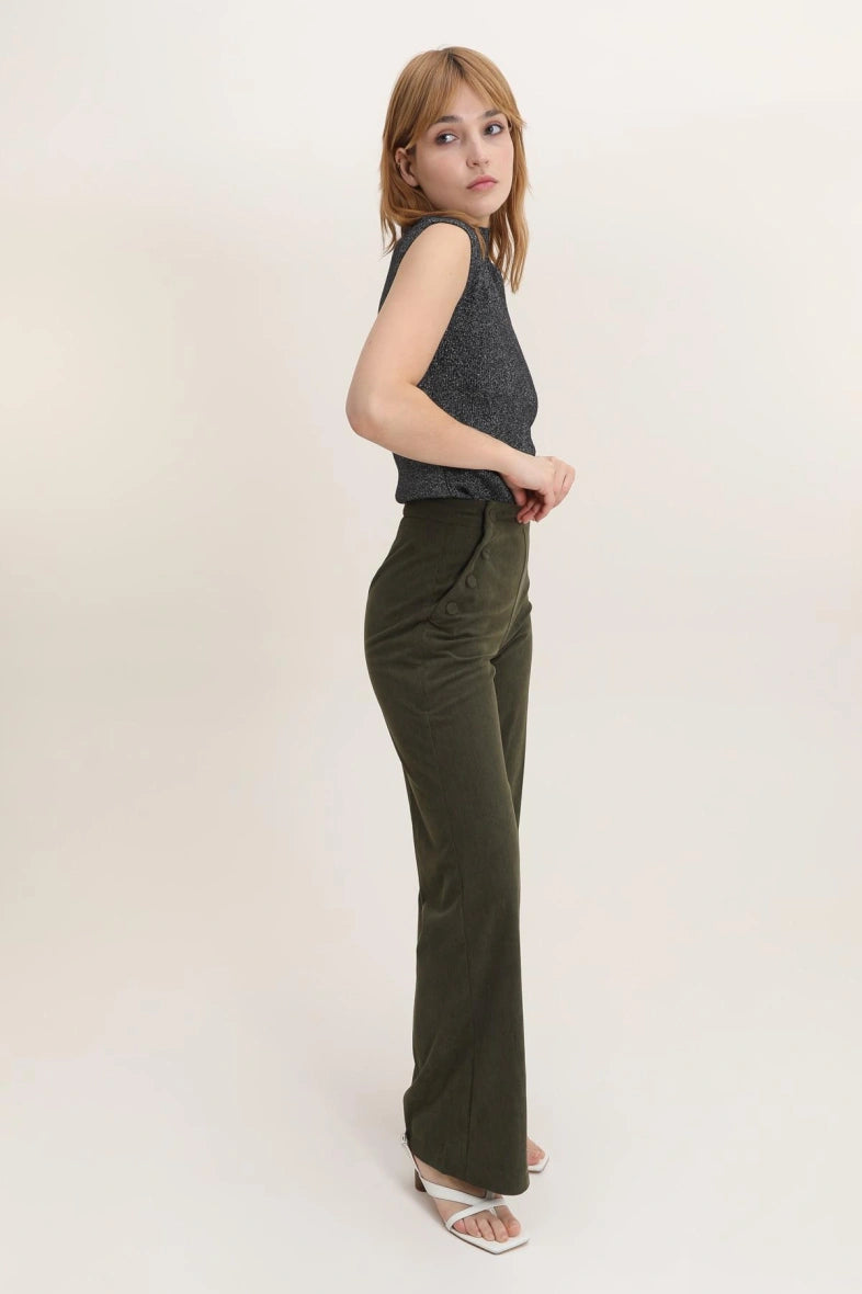Samthose mit Knöpfen