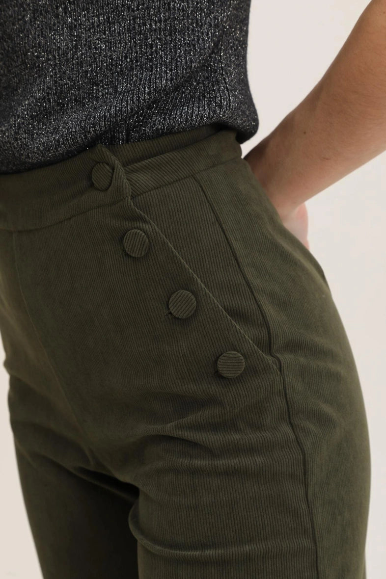 Samthose mit Knöpfen