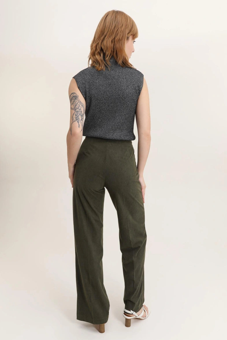 Samthose mit Knöpfen