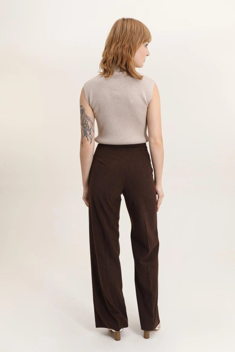 Samthose mit Knöpfen
