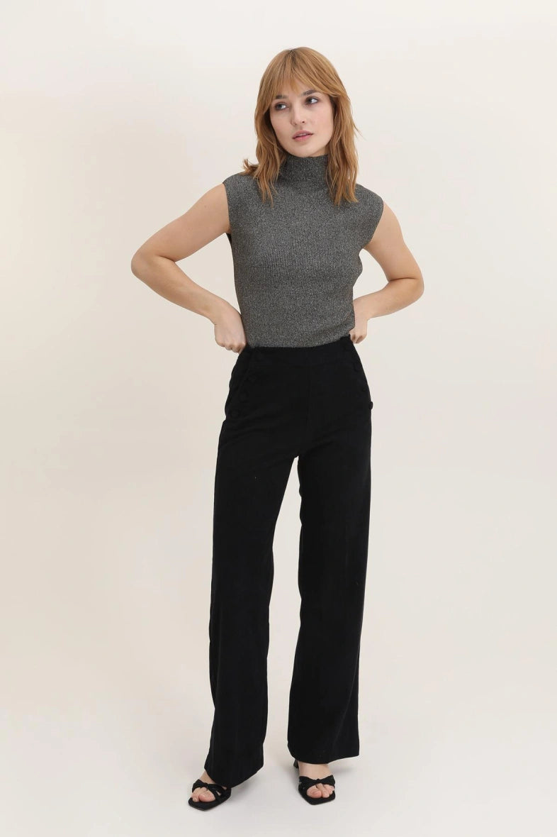 Samthose mit Knöpfen