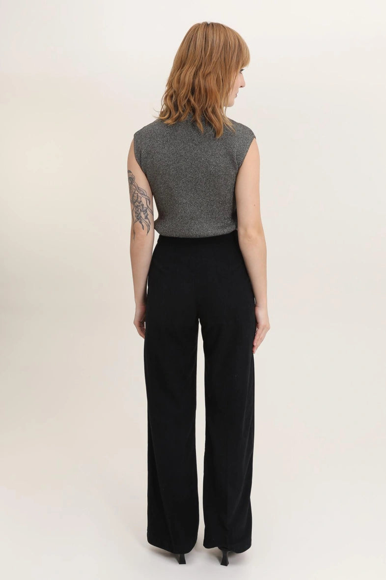 Samthose mit Knöpfen