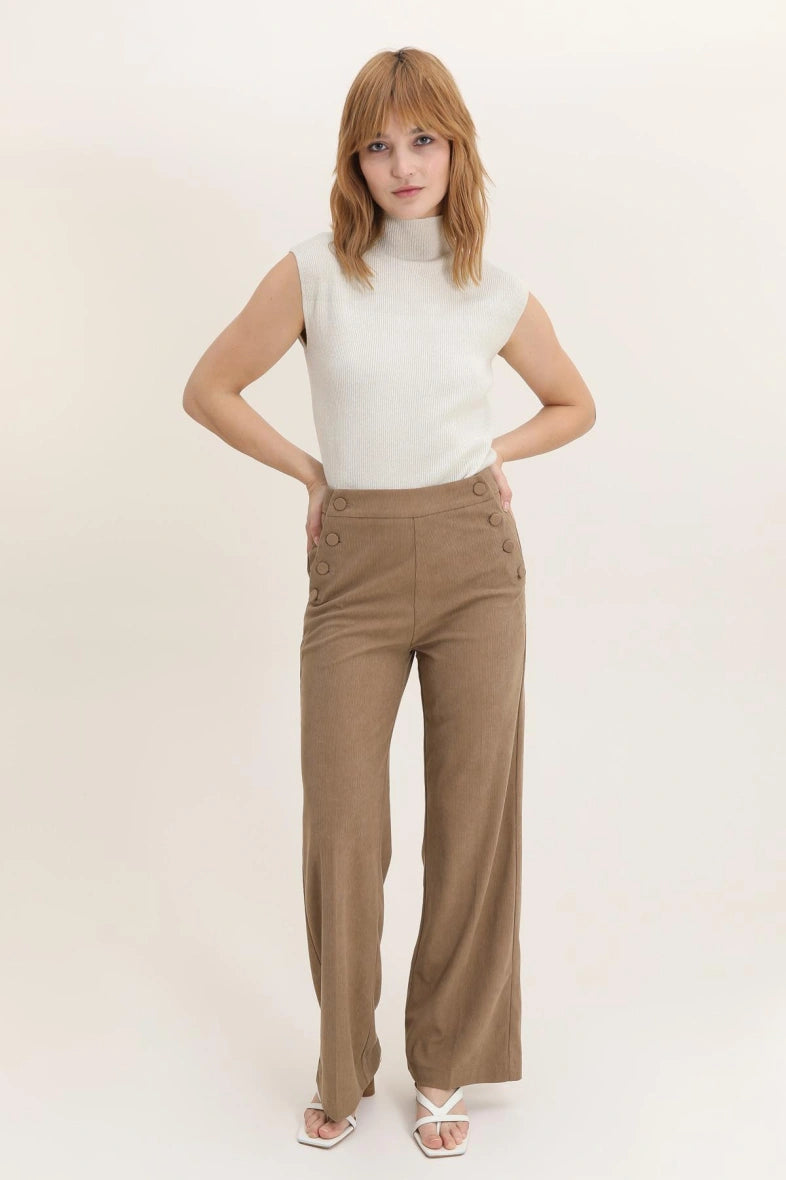 Samthose mit Knöpfen