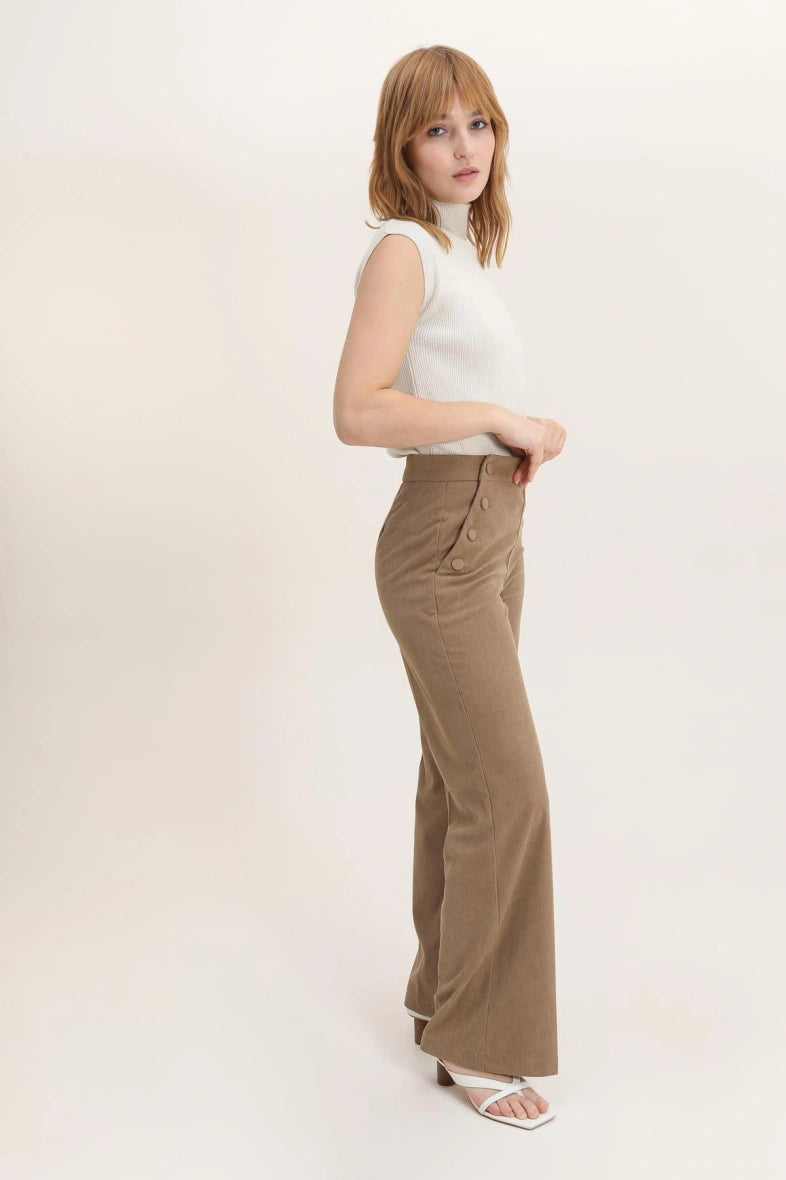 Samthose mit Knöpfen