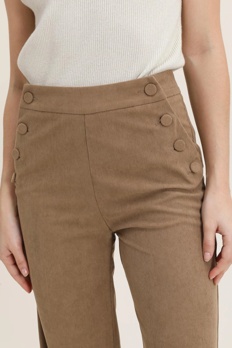 Samthose mit Knöpfen