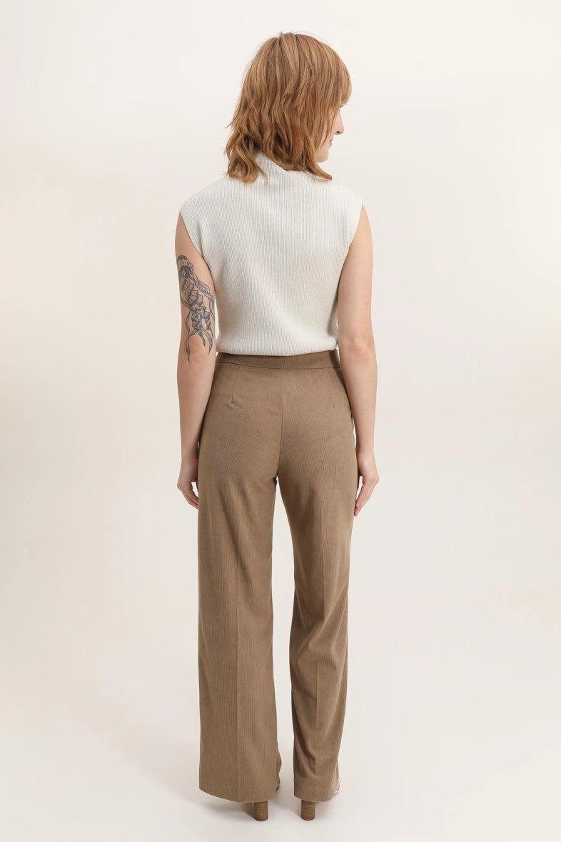 Samthose mit Knöpfen