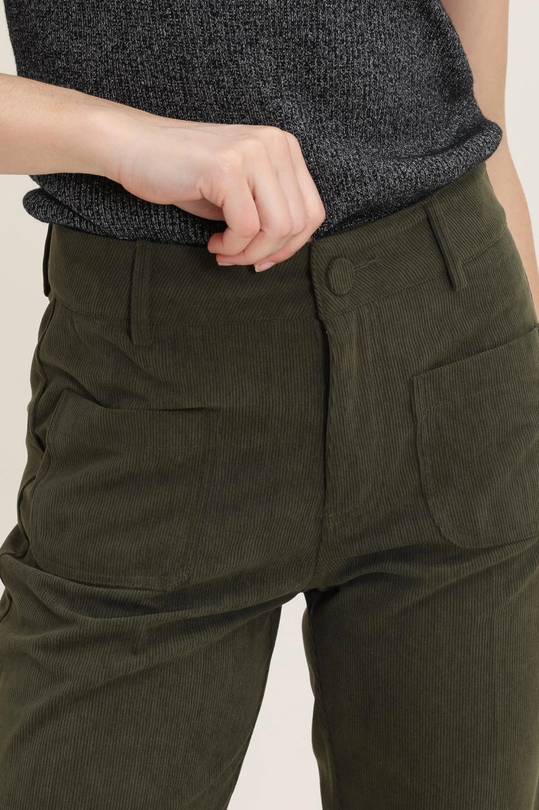 Gerade geschnittene Samthose mit Taschen