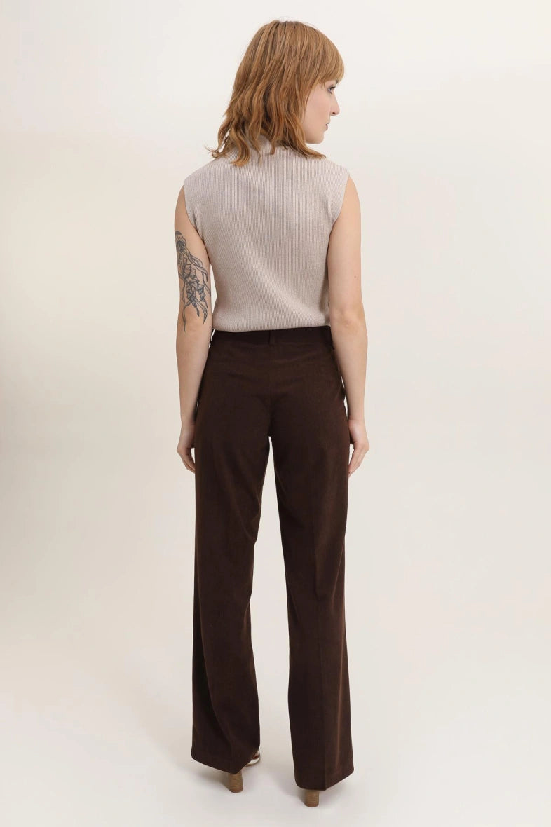 Gerade geschnittene Samthose mit Taschen