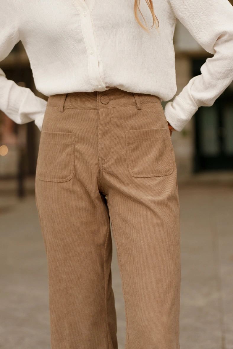 Gerade geschnittene Samthose mit Taschen