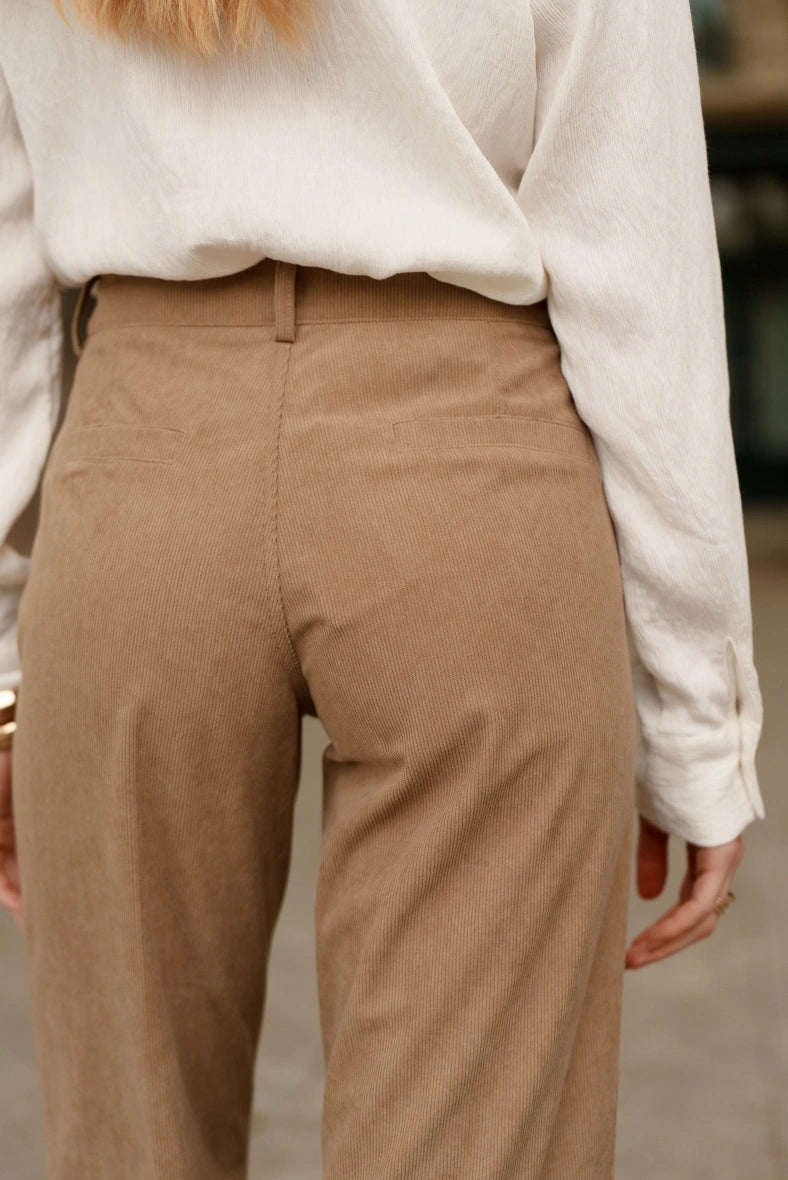 Gerade geschnittene Samthose mit Taschen