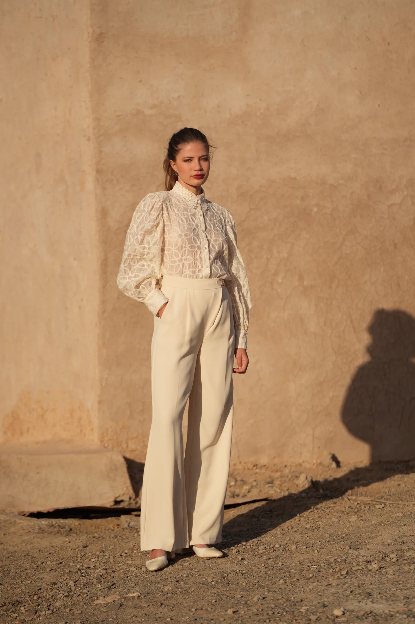 Weite Hose mit Accessoires