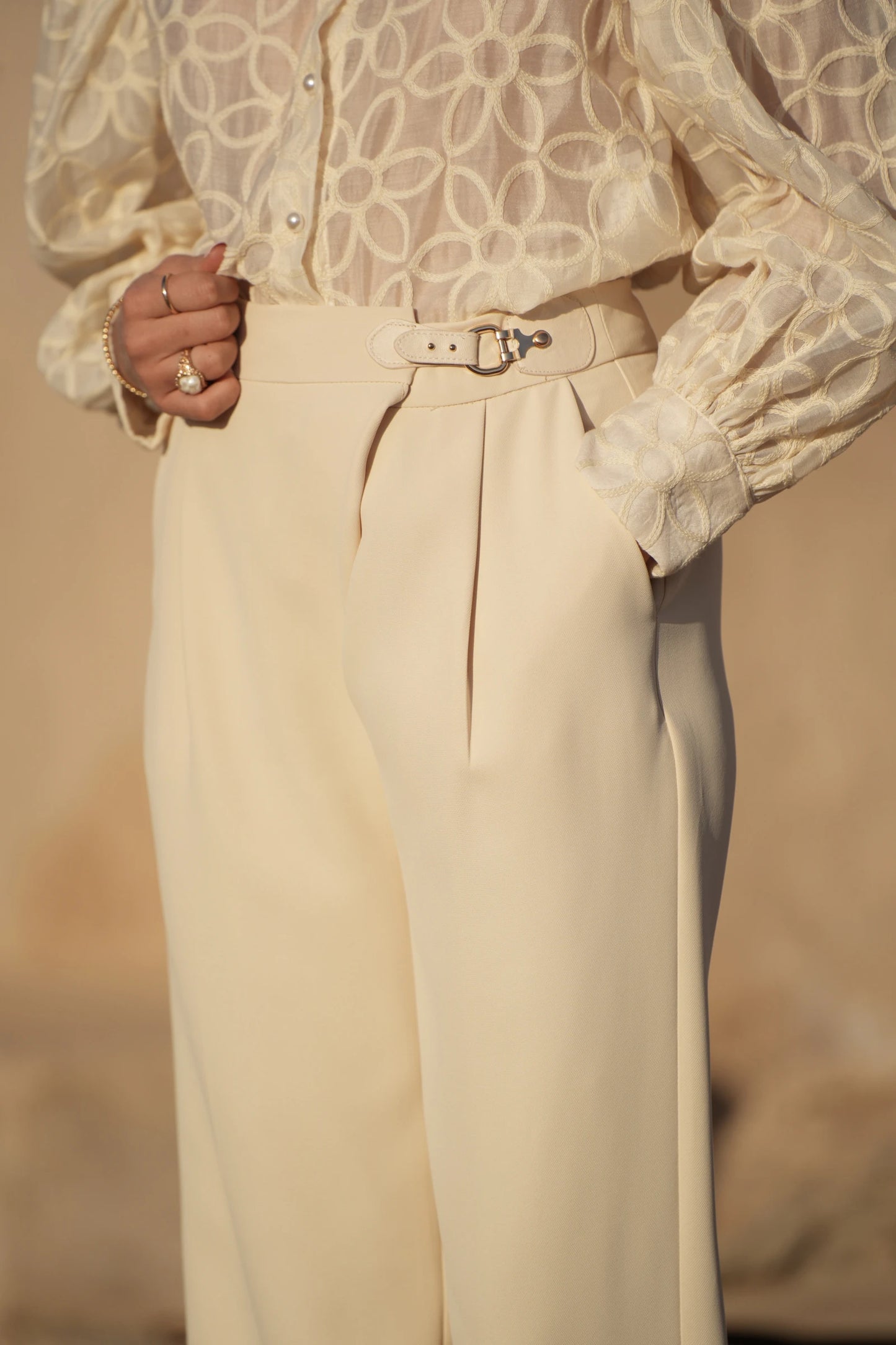 Weite Hose mit Accessoires
