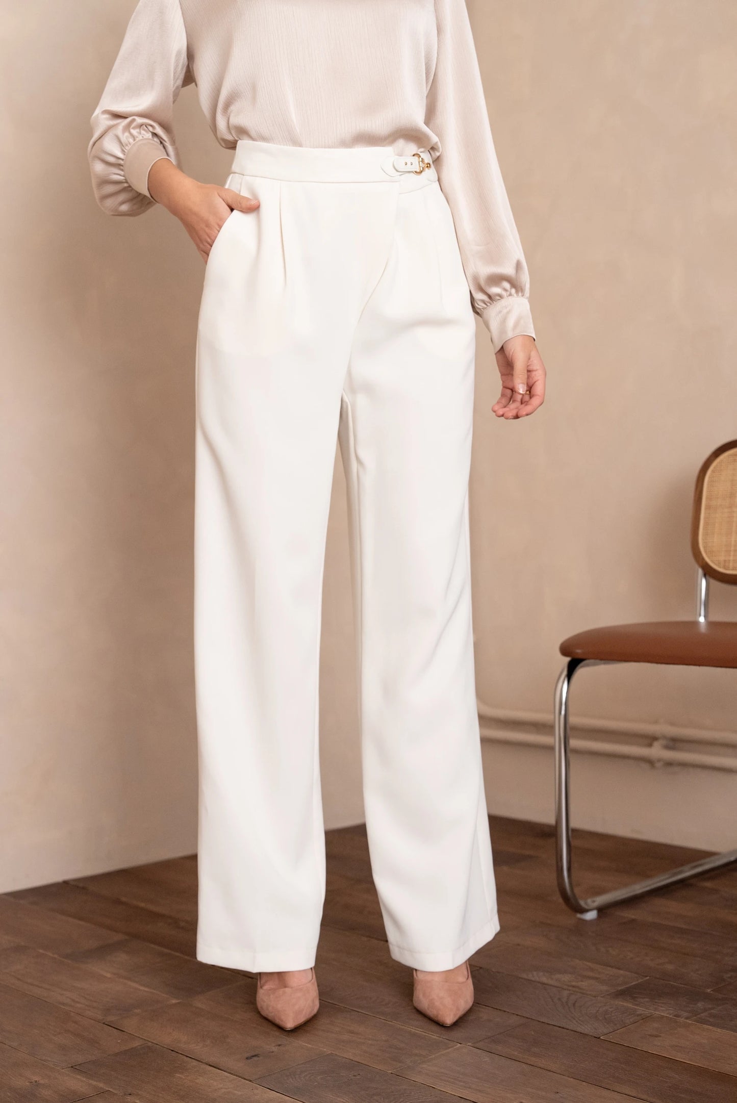 Weite Hose mit Accessoires