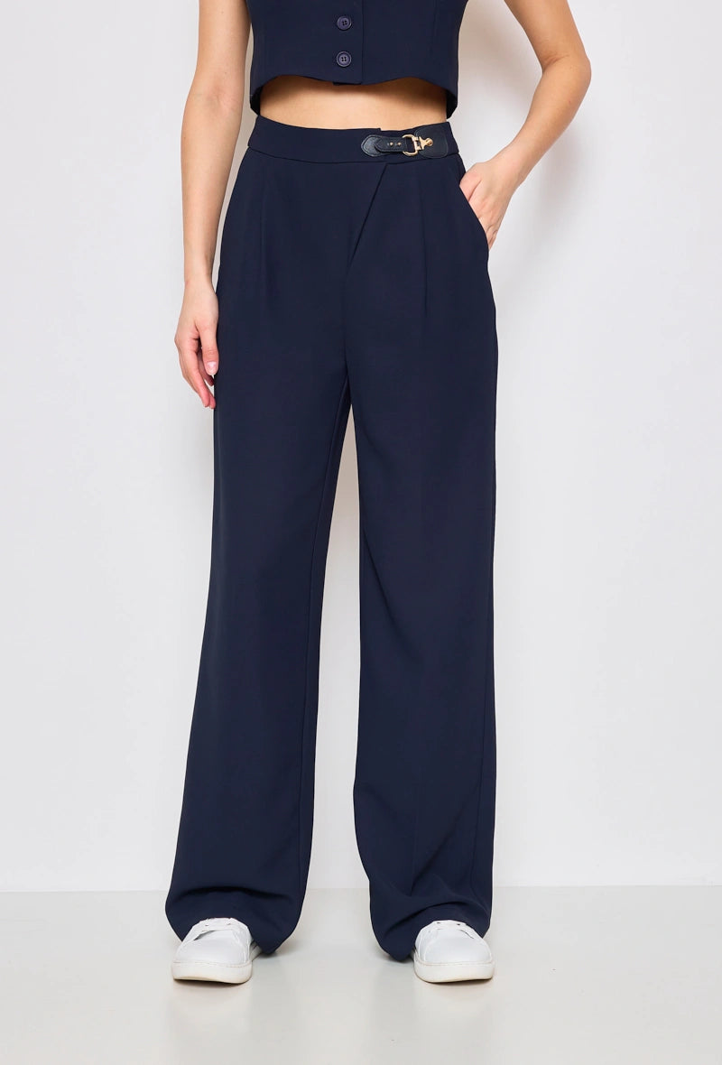 Weite Hose mit Accessoires