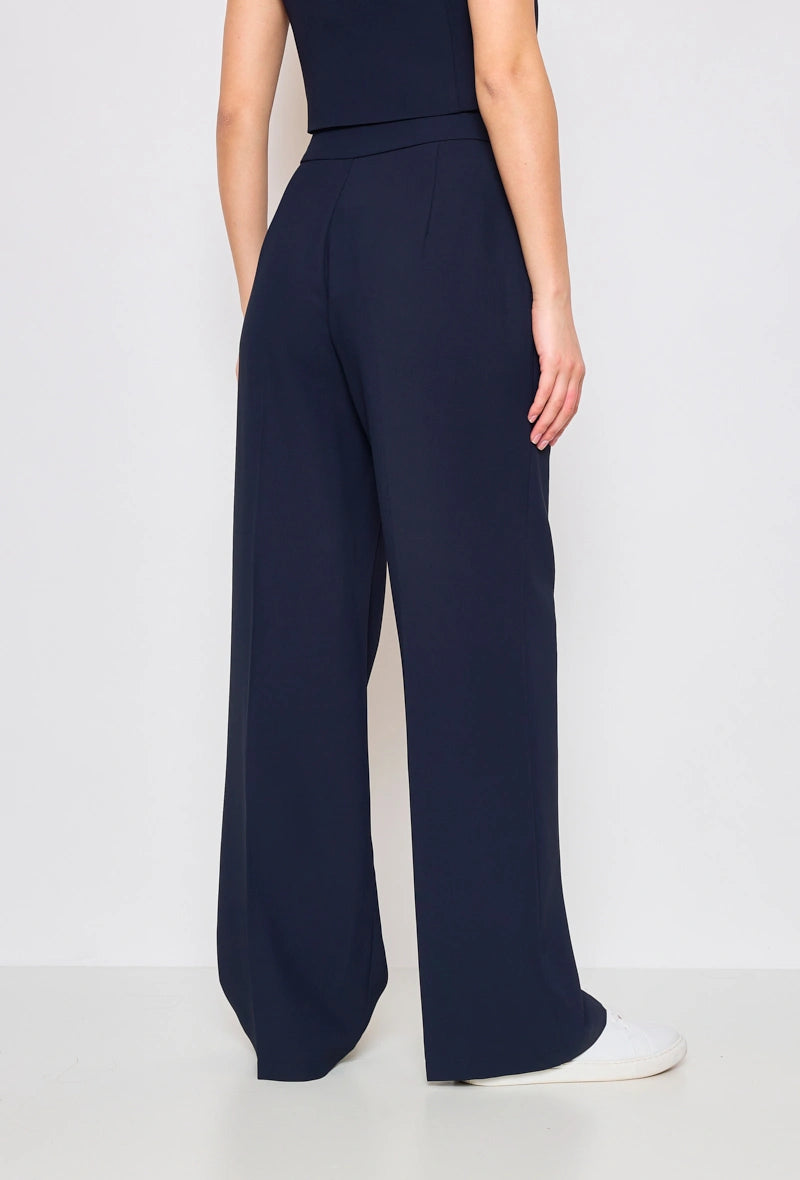Weite Hose mit Accessoires