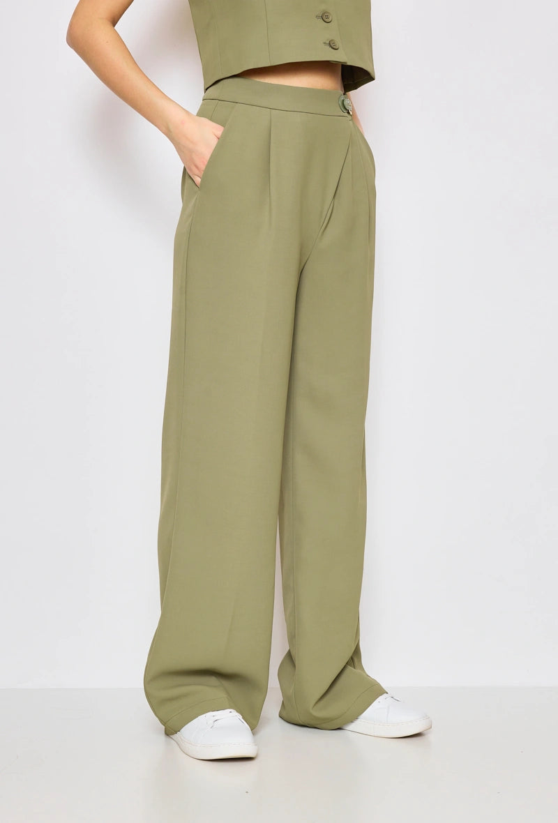 Weite Hose mit Accessoires