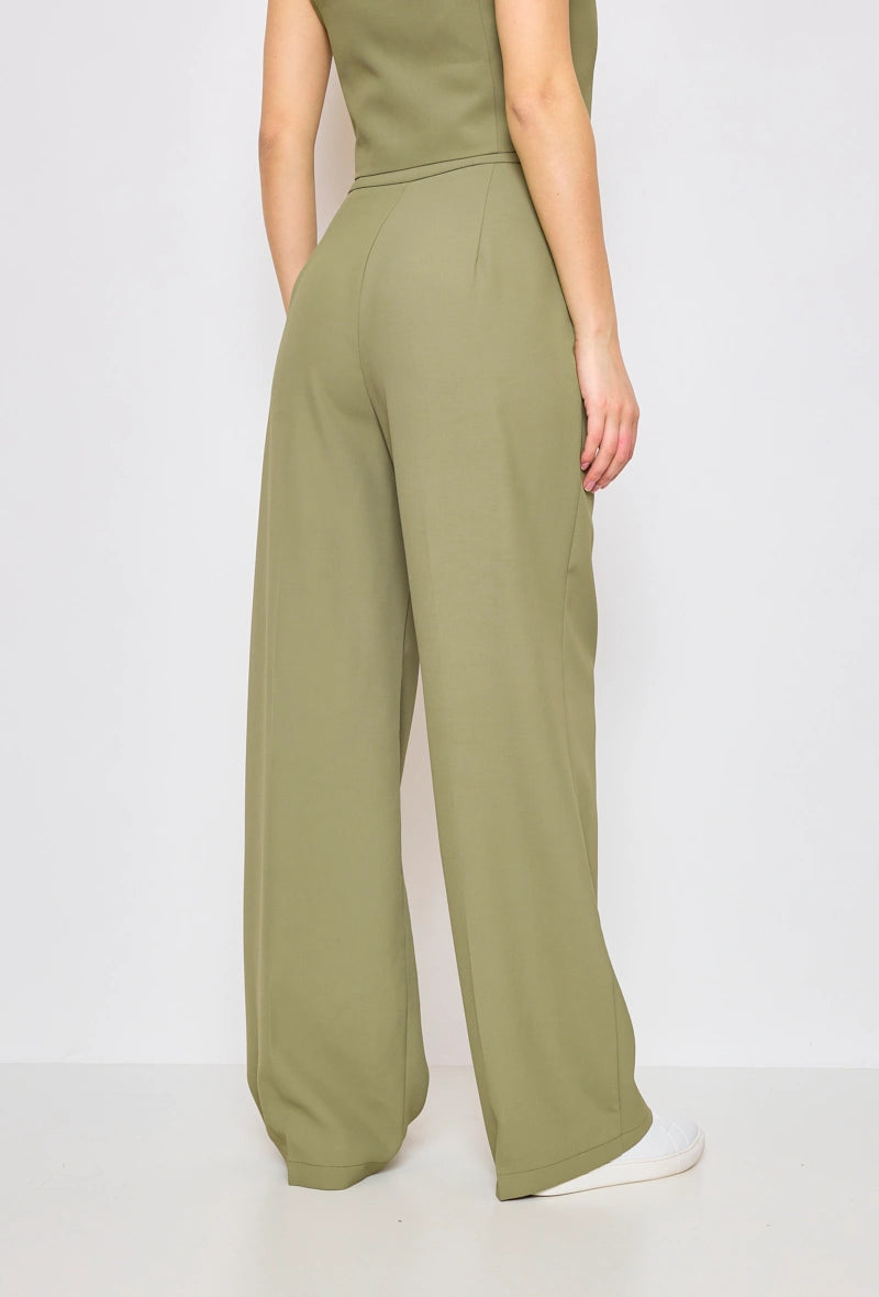 Weite Hose mit Accessoires