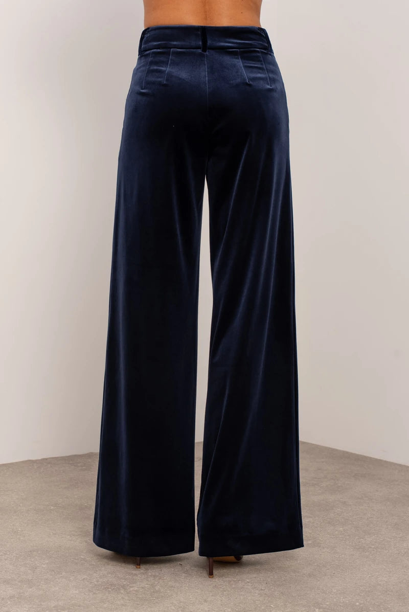 Weite Hose aus Samt
