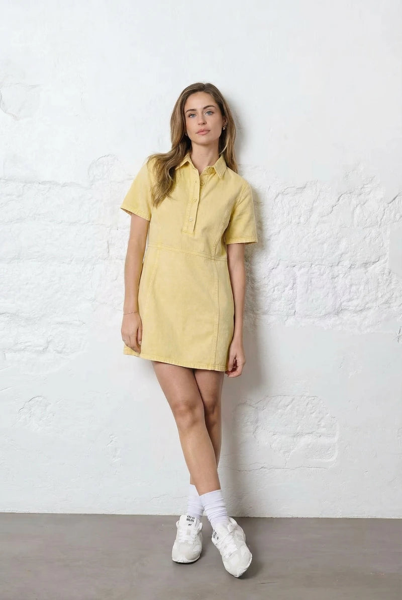 Figurbetontes Jeanskleid