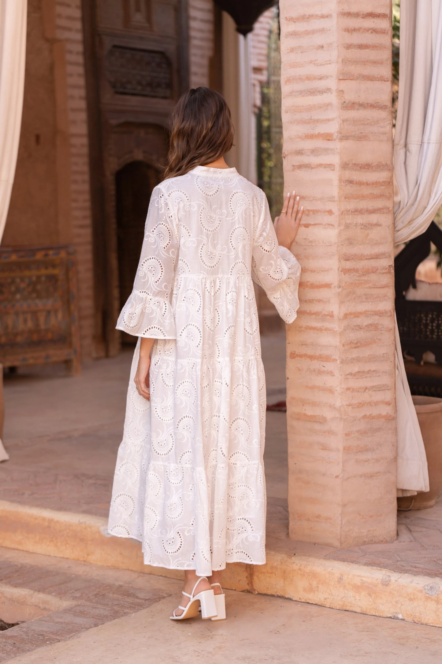 Langes weißes Baumwollkleid mit englischer Stickerei