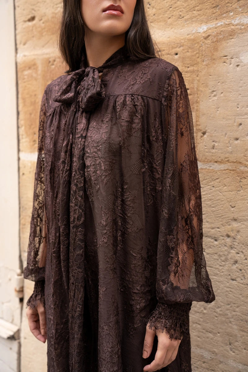 Spitzenkleid mit Schleife