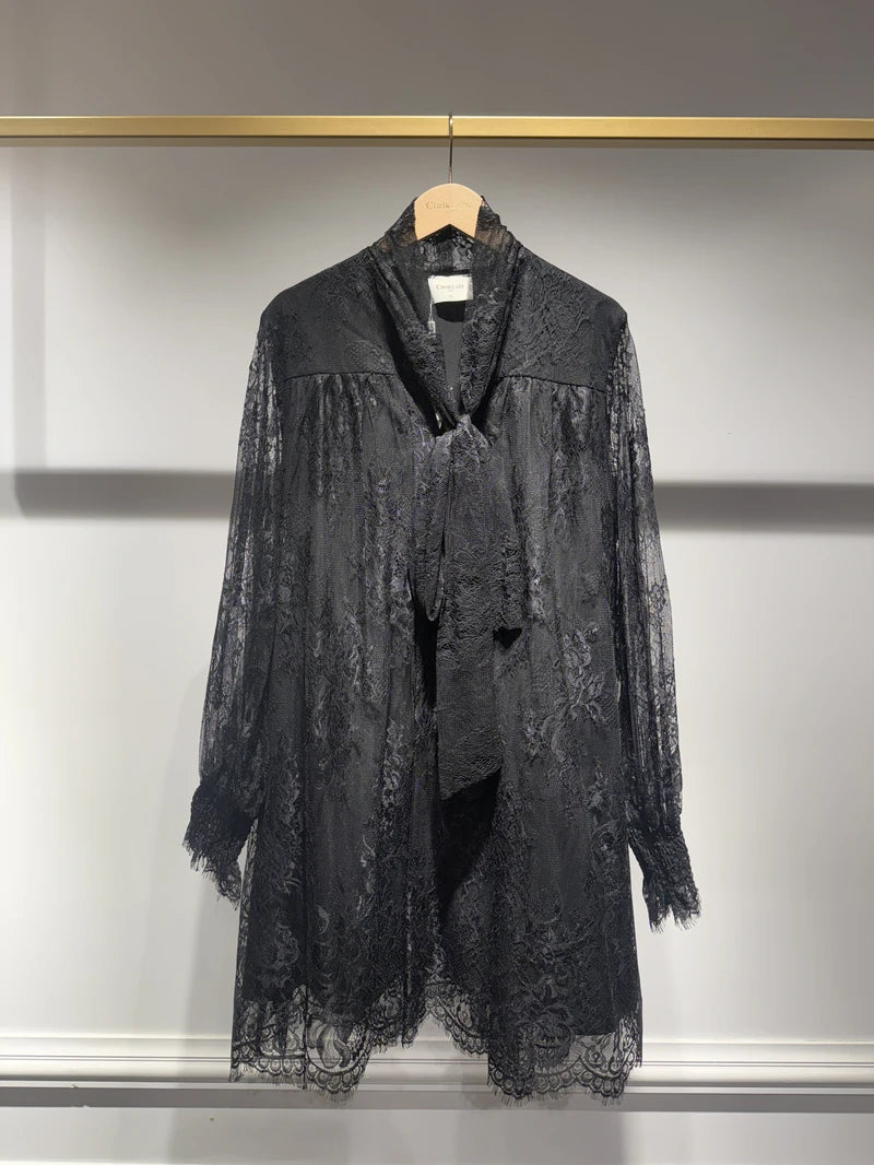 Spitzenkleid mit Schleife