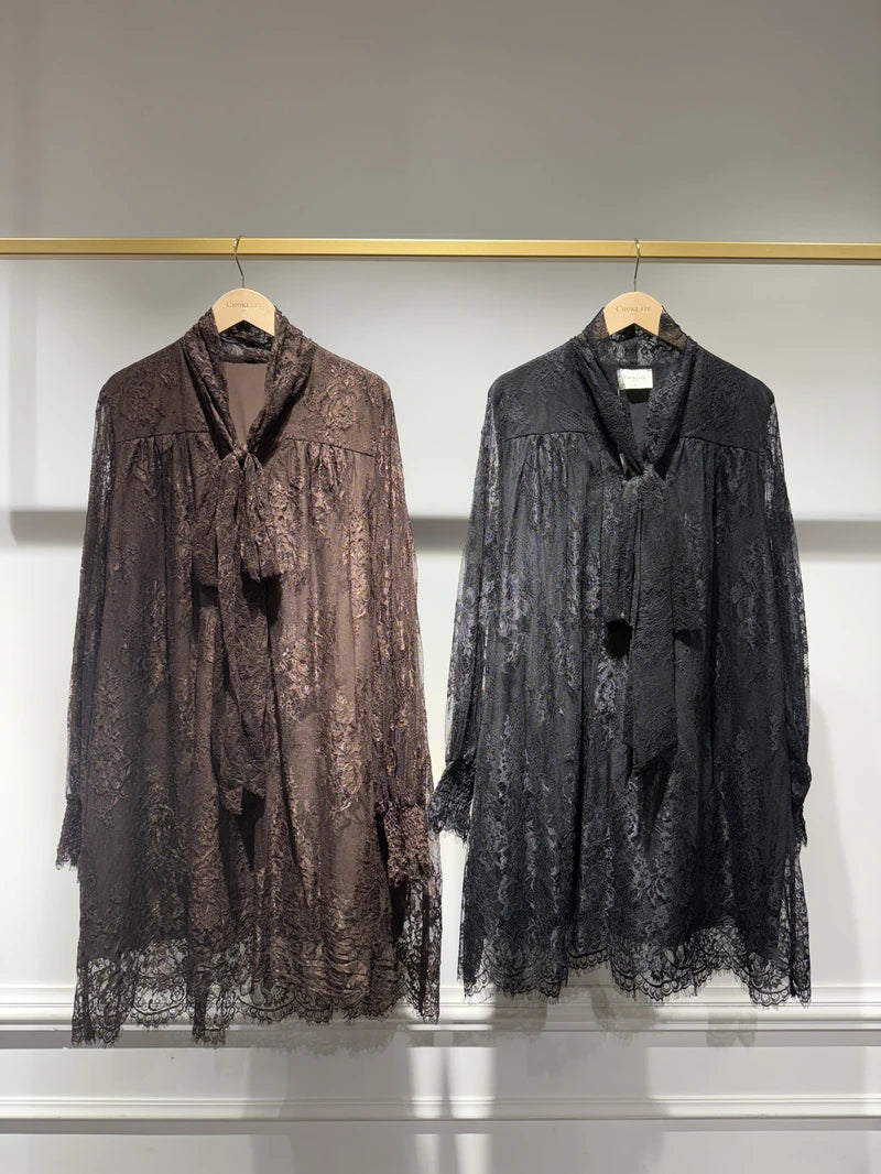 Spitzenkleid mit Schleife