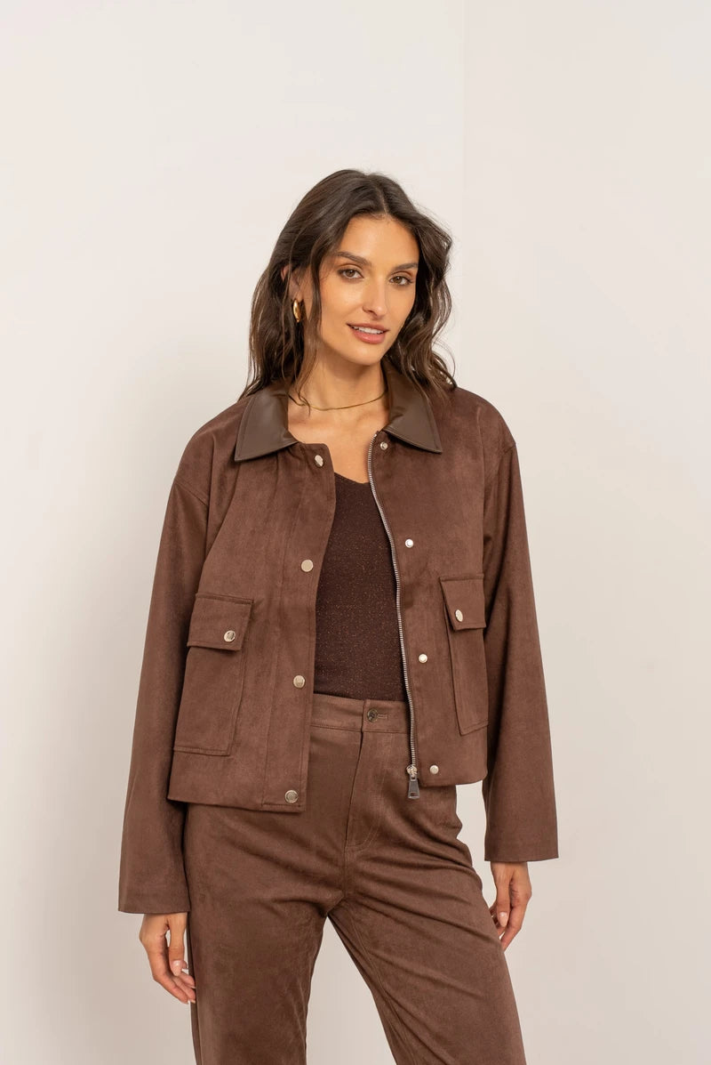 Kurze Jacke aus Wildlederimitat