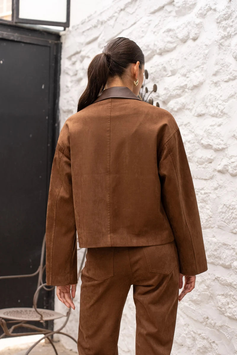 Kurze Jacke aus Wildlederimitat