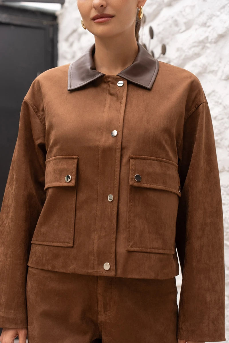 Kurze Jacke aus Wildlederimitat