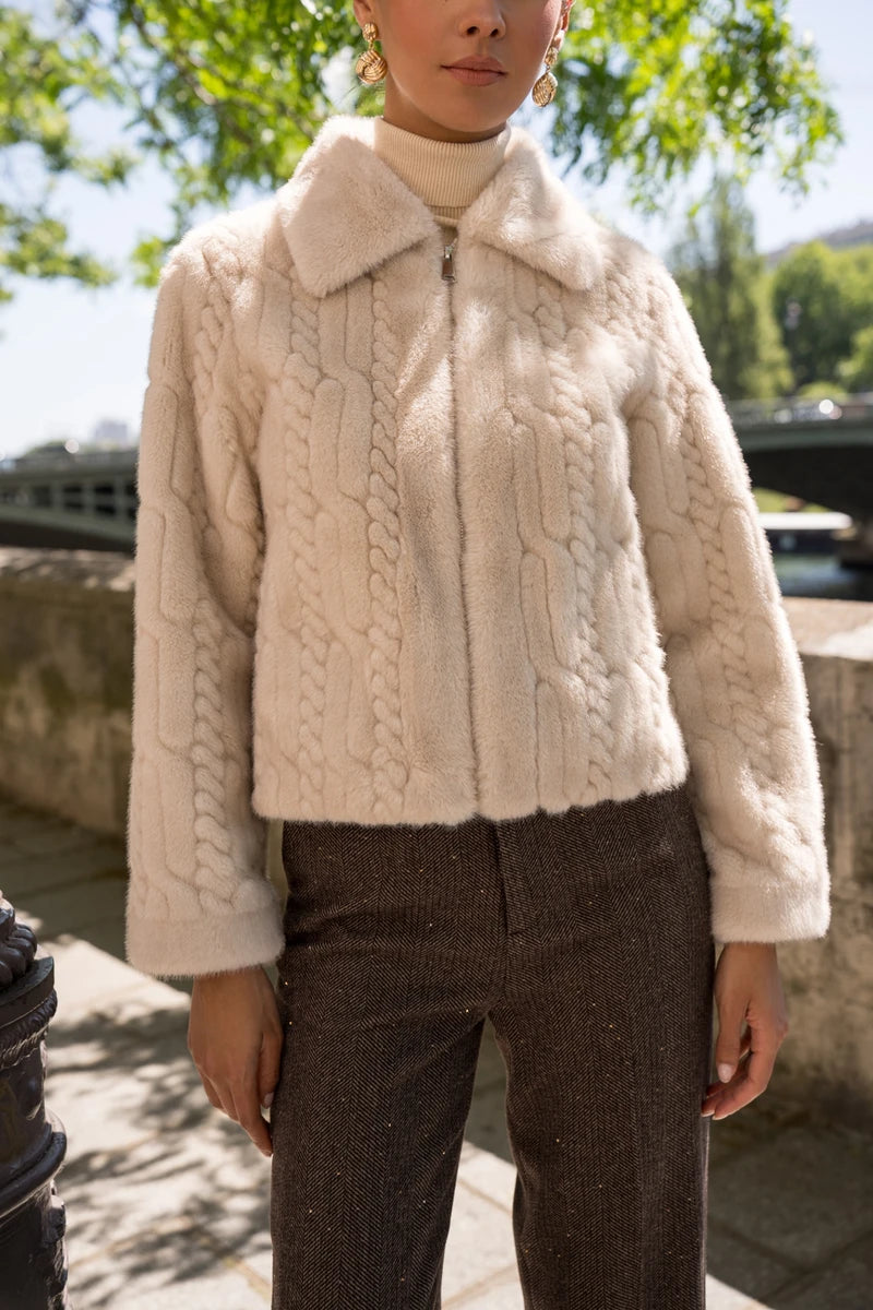Kurze Kunstpelzjacke mit Strickmuster