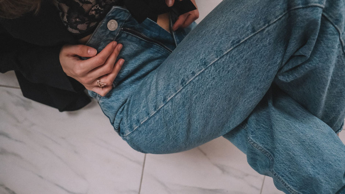 Barrel-Leg Jeans für Frauen über 50: So gelingt der elegante Look mit Trainern