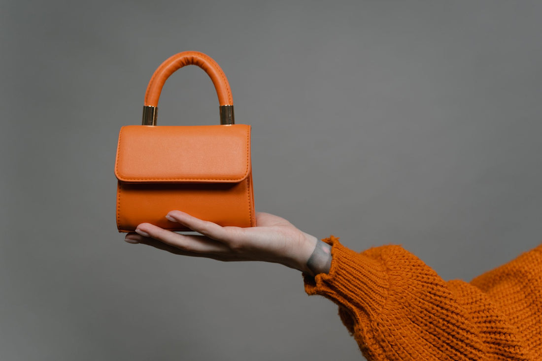 Farbige Tasche für den Herbst: Der Anti-Autumn-Trend, der deinen Look aufwertet – farbige Tasche Herbst
