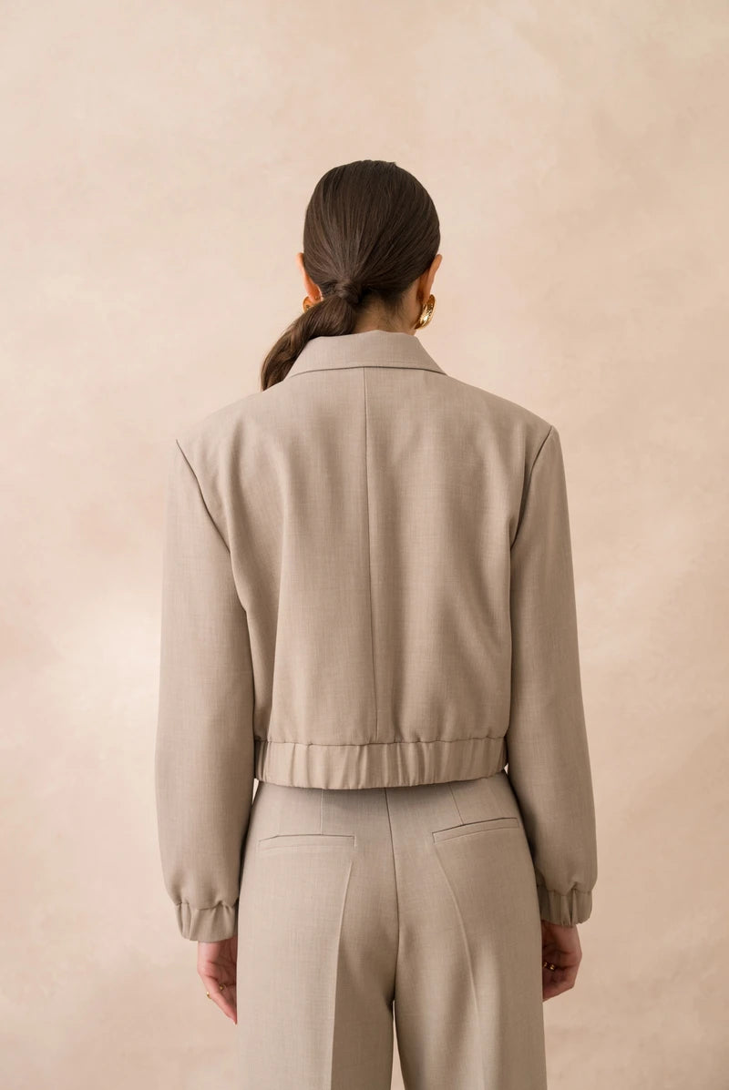 Kurz geschnittene Bomberjacke