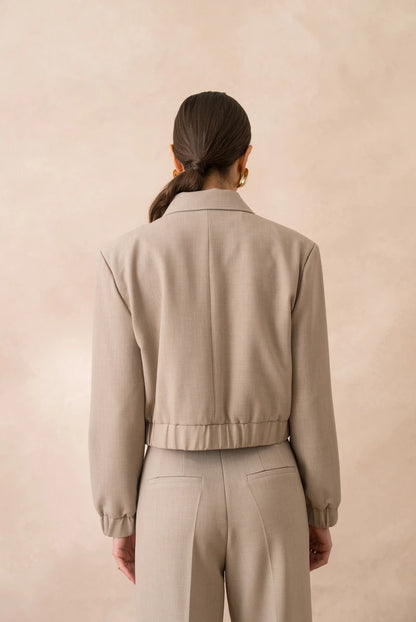 Kurz geschnittene Bomberjacke