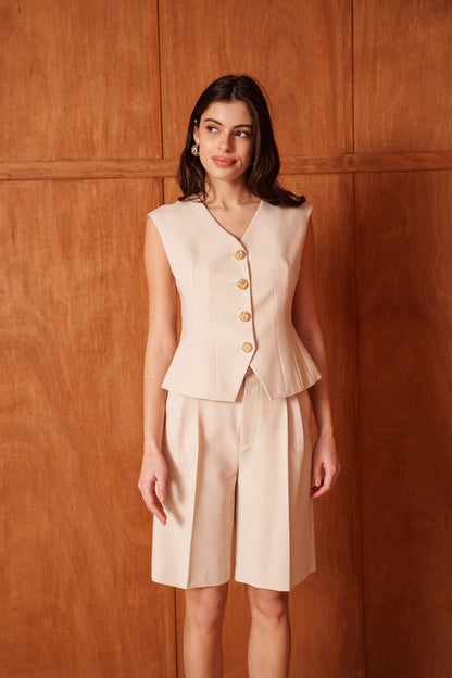 Weste mit goldenem Akzent