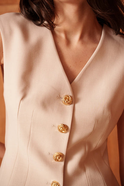 Weste mit goldenem Akzent