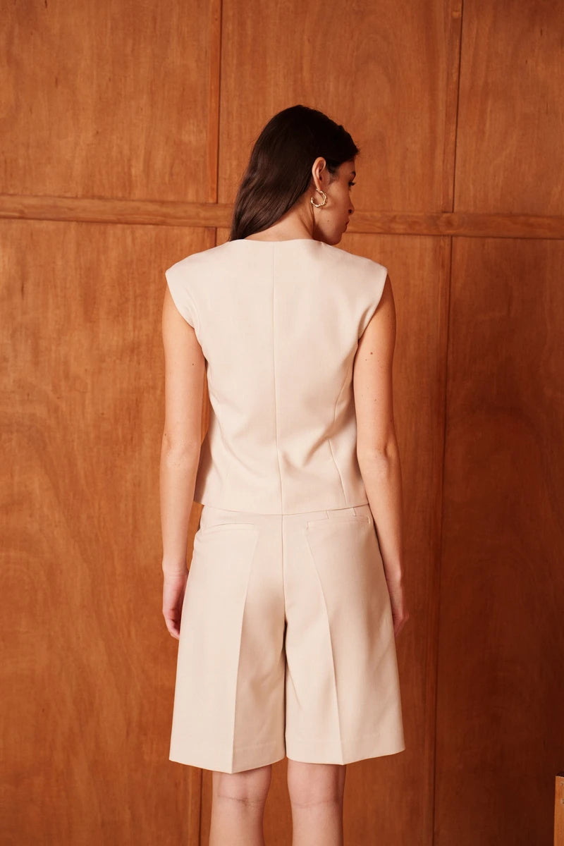 Weste mit goldenem Akzent