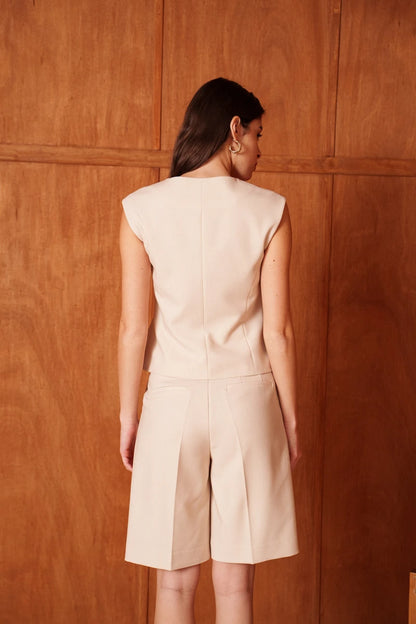 Weste mit goldenem Akzent