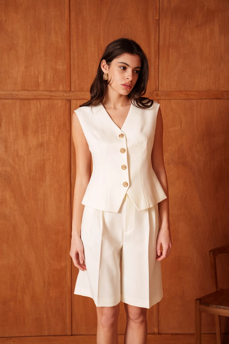 Weste mit goldenem Akzent