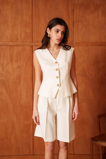 Weste mit goldenem Akzent