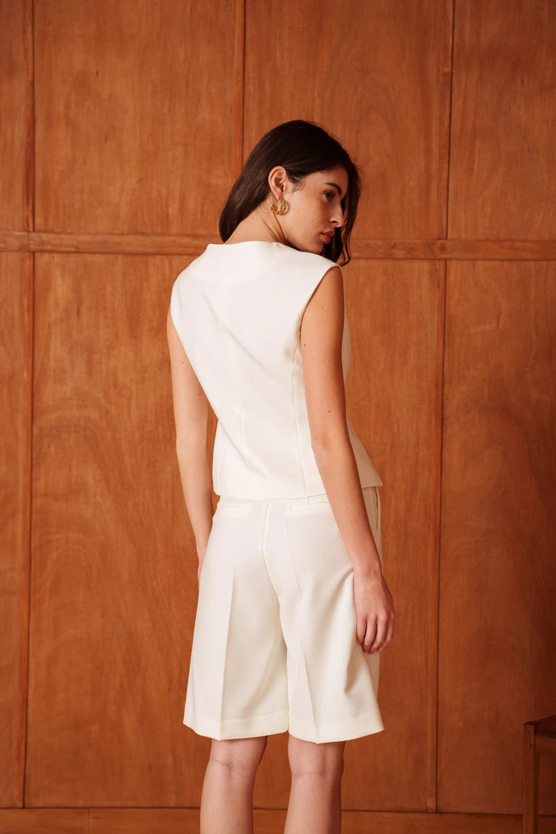 Weste mit goldenem Akzent