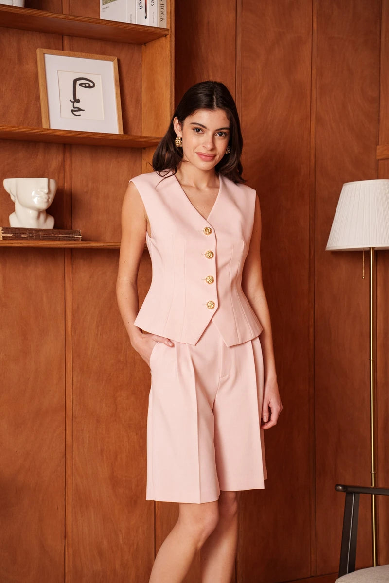 Weste mit goldenem Akzent