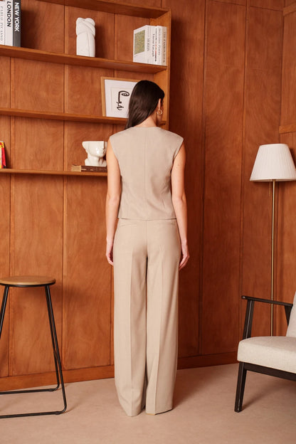 Weste mit goldenem Akzent